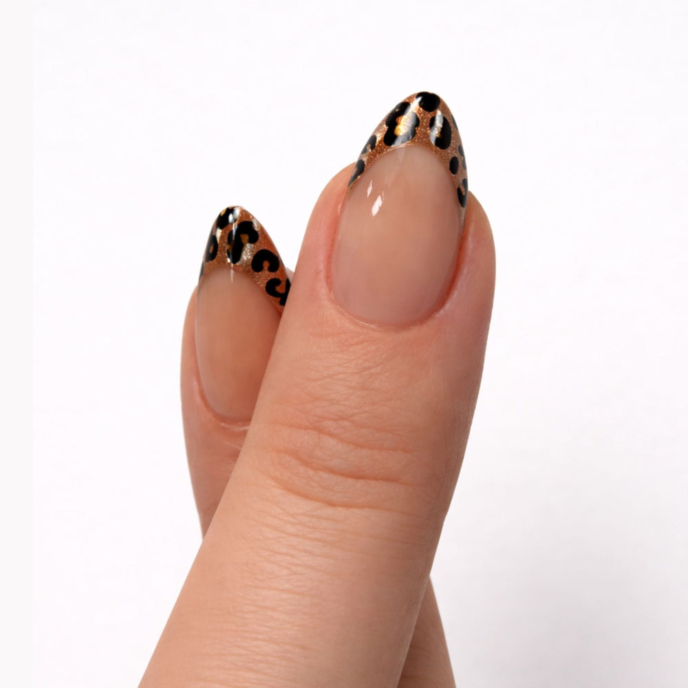 Nude press on nails met subtiele leopard print en glanzende gel finish – Leo Fever van Freaky Nails