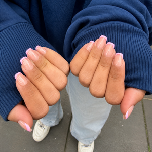Lichtroze french plaknagels met salonlook