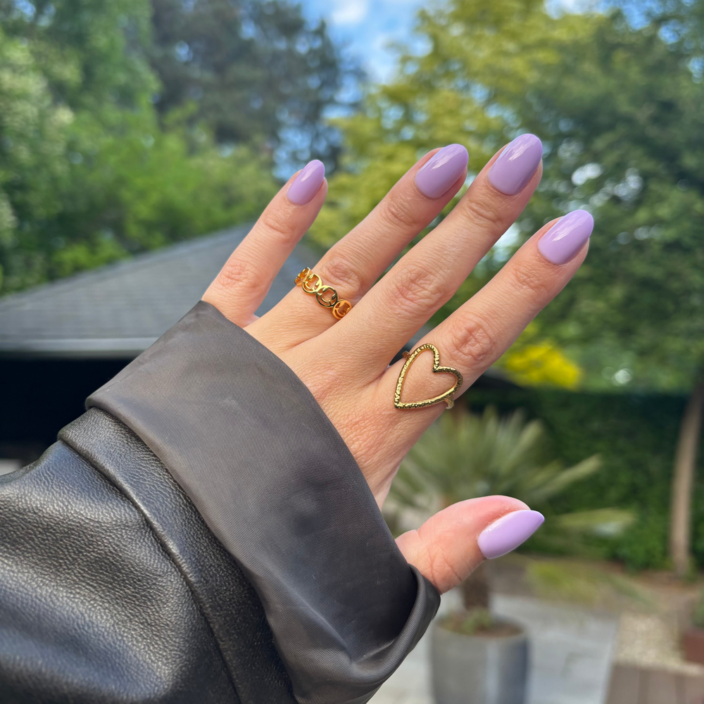Lavender Latte lila press on nagels gedragen op de hand