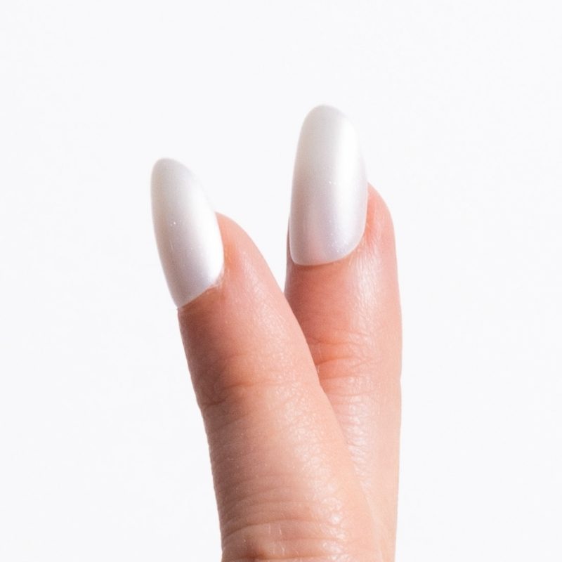 Close-up van Liquid Luxe witte glitter press on nagels - Freaky Nails