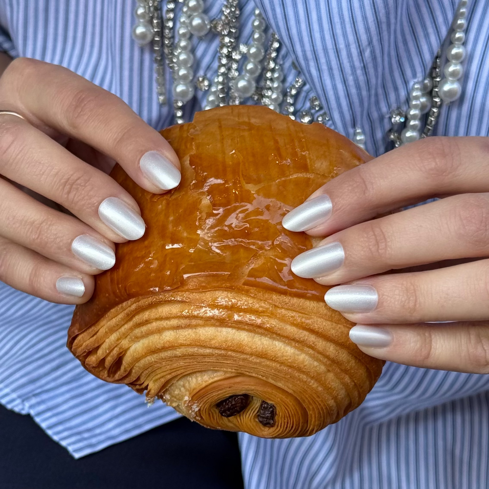 Liquid Luxe press on nagels, nude plaknagels met glans en almond vorm.