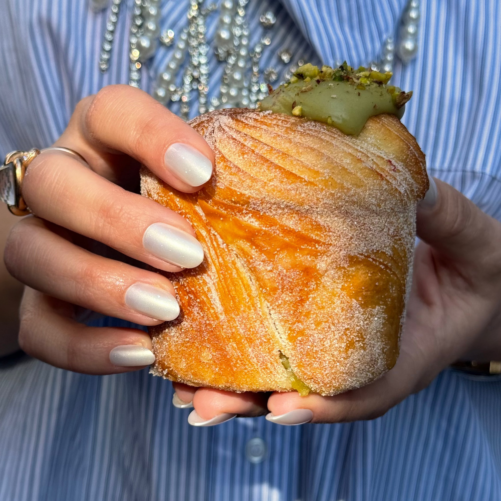 Liquid Luxe press on nagels, nude plaknagels met glans en almond vorm.