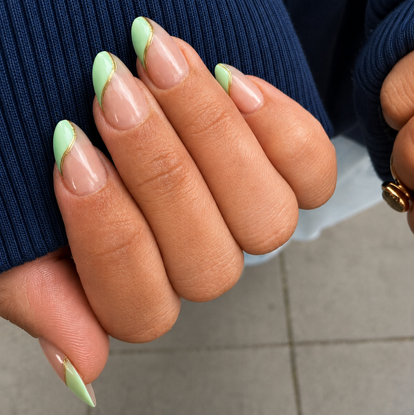 Luxe almond nepnagels met groene french tip