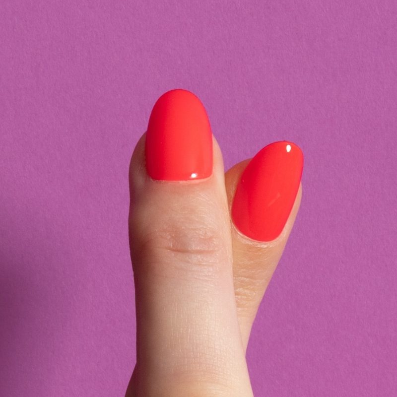 Close-up van Main Stage neon oranje rode press on nagels - Freaky Nails