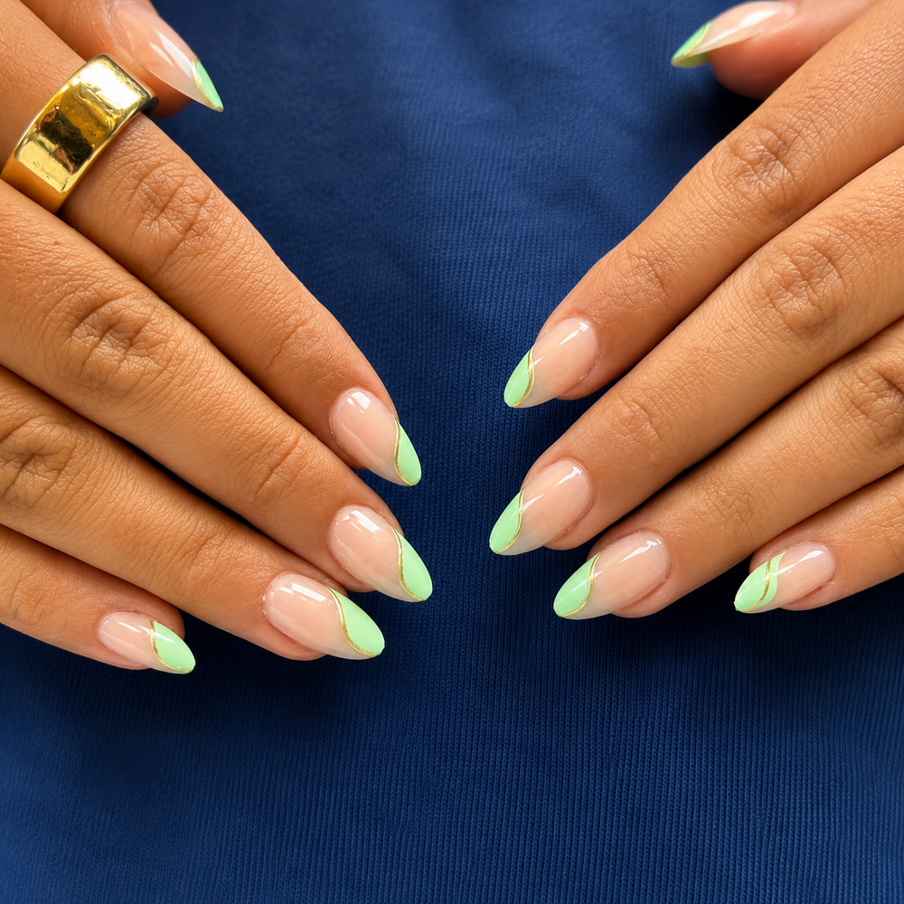 Groene french press on nails met gouden swirl
