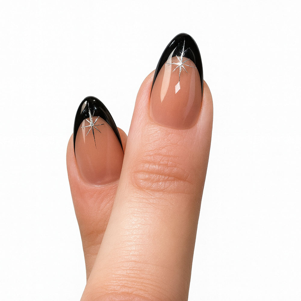 Nude press on nagels met zwarte tip en subtiele nailart. Midnight Melt van Freaky Nails.