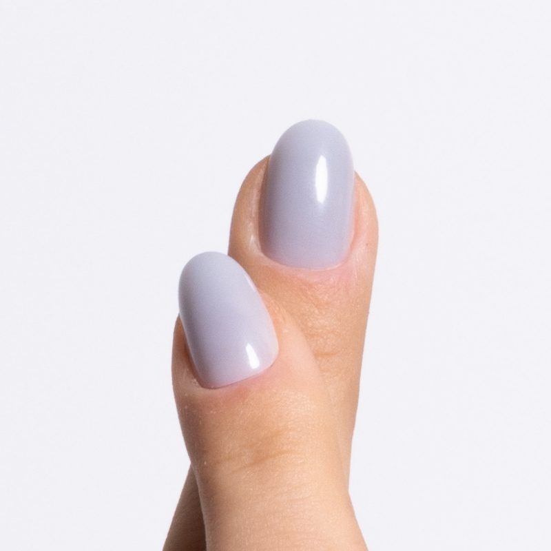 Close-up van Misty Mood grijze short oval press on nagels - Freaky Nails