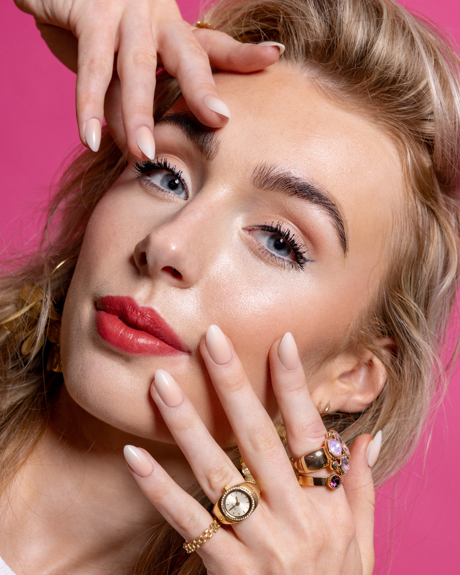 Model met Blush Rush - Freaky Nails