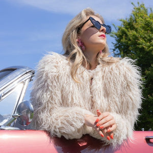 Model met Sunkissed Flame oranje short oval press on nagels in retro look - Freaky Nails