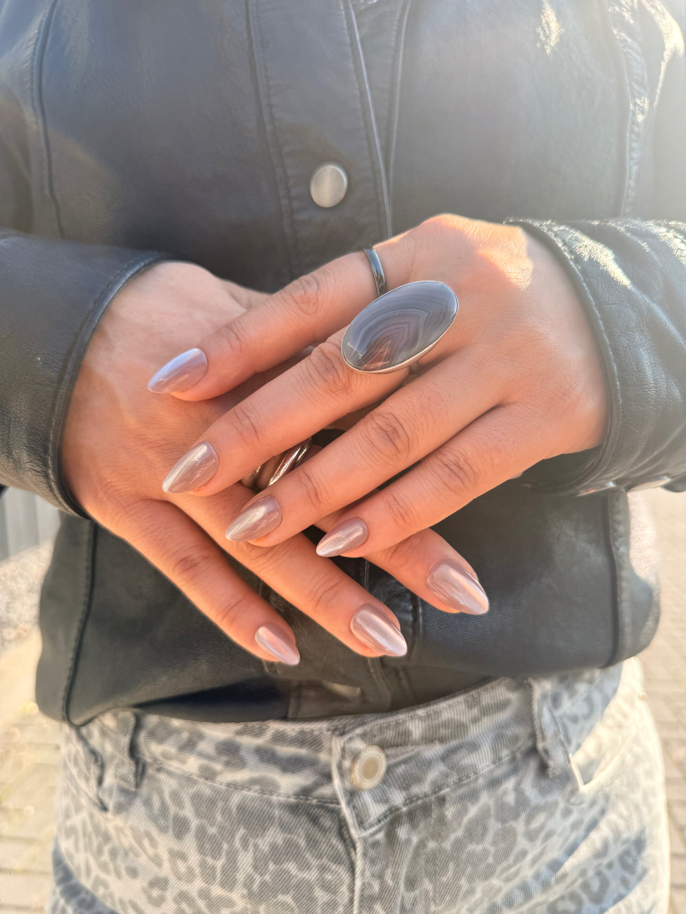 Nude press on nagels kort met glazed finish