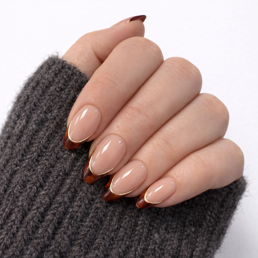 Nude press on nails met panter tip en subtiele gouden rand Panter Chic van Freaky Nails