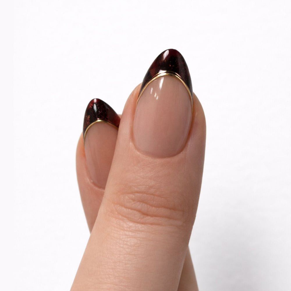 Nude press on nails met panter tip en subtiele gouden rand Panter Chic van Freaky Nails