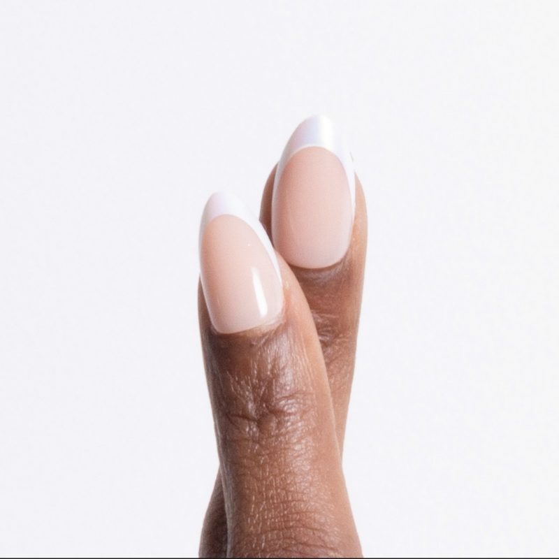 Close-up van Pastel Party shimmer french almond press on nagels op hand met donkere huid - Freaky Nails