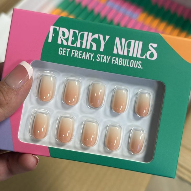 Close-up van Peach Please peach nude square press on nagels - Freaky Nails