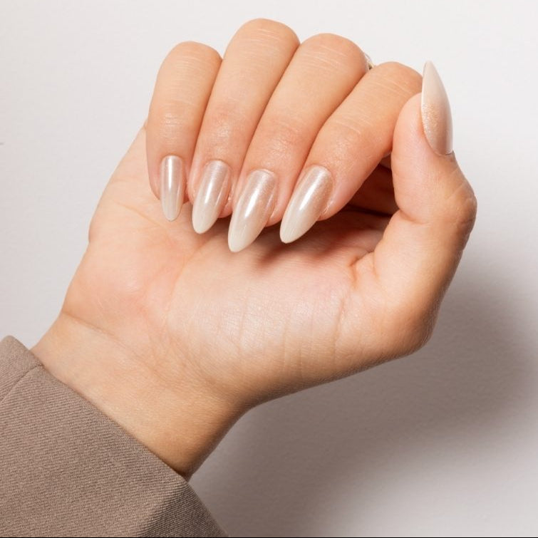 Close-up van Pearl Glaze parelmoer almond press on nagels - Freaky Nails