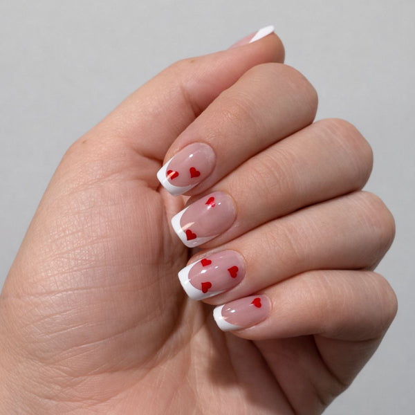 Plaknagels kort met hartjes nail art – Freaky Nails