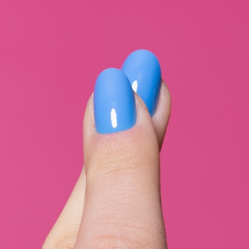 Pool Party blauwe short oval press on nagels close-up - Freaky Nails