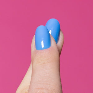 Pool Party blauwe short oval press on nagels close-up - Freaky Nails