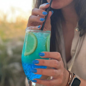 Pool Party blauwe short oval press on nagels met cocktail - Freaky Nails