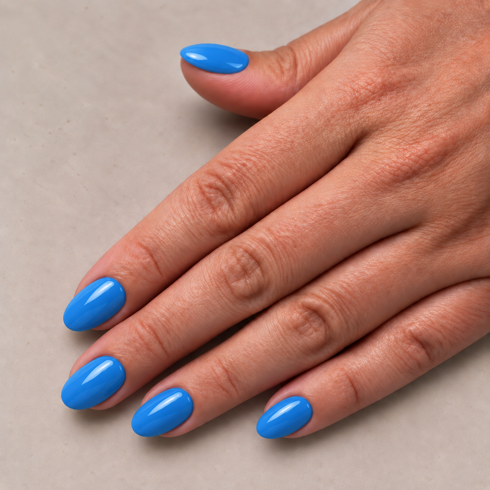 Pool Party blauwe short oval press on nagels close-up 