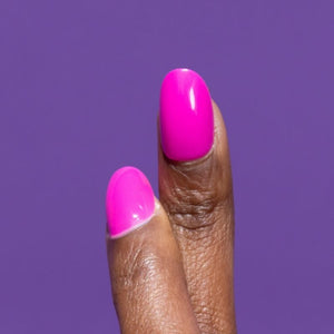 Close-up van Power Punch fuchsia pink short oval press on nagels op paarse achtergrond - Freaky Nails