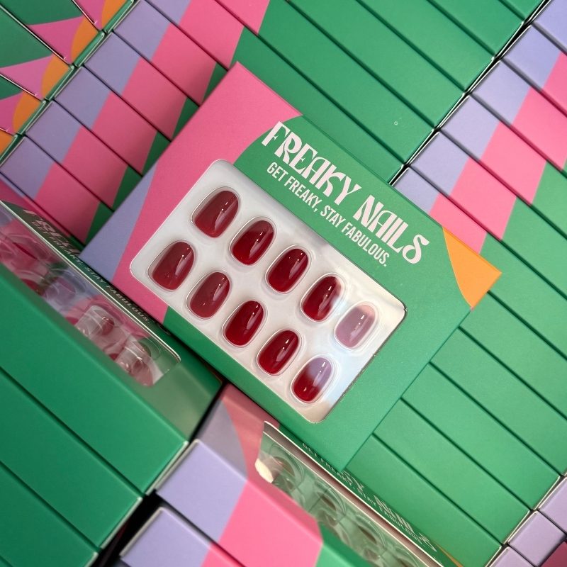 Close-up van Red Flag rode press on nagels - Freaky Nails