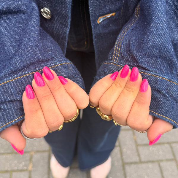 Roze press on nagels almond vorm, plaknagels met glossy finish en natuurlijke uitstraling