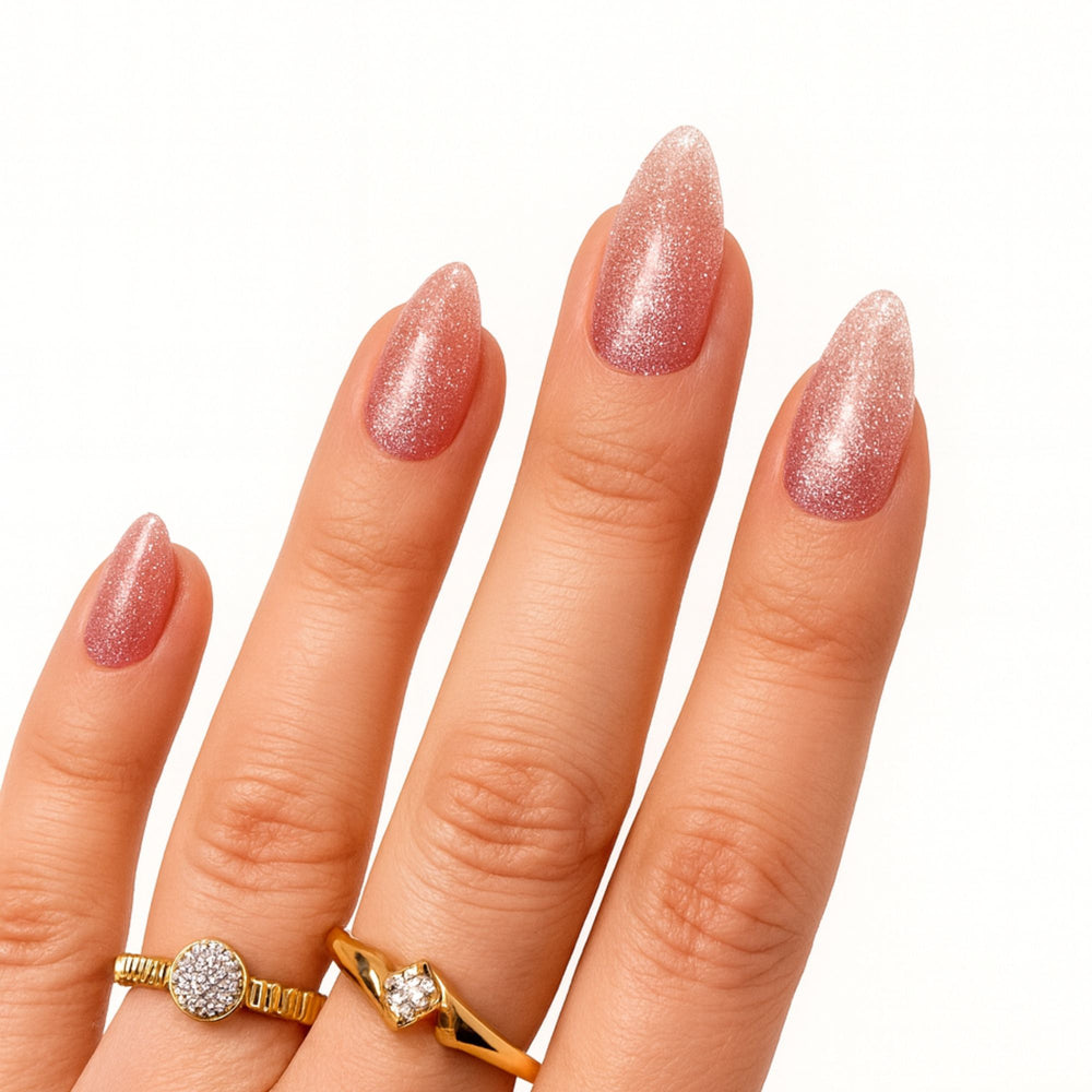 Roze shimmer press on nagels in almond vorm Pink Stardust van Freaky Nails