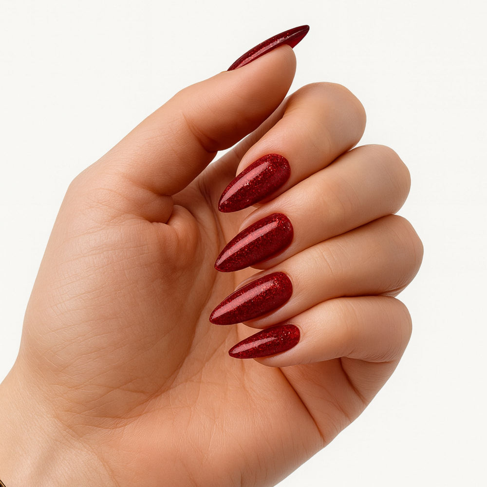 Dieprode glitter press on nagels in almond vorm – Ruby Fever van Freaky Nails.