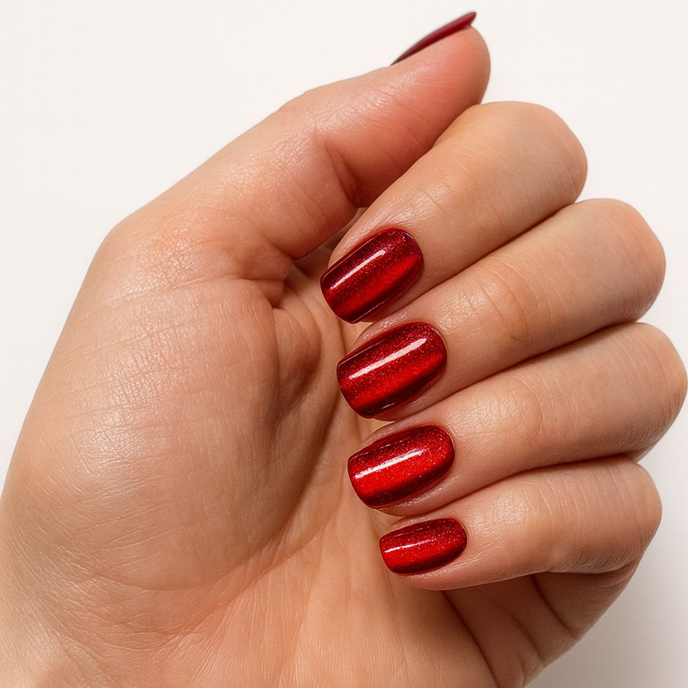 Metallic rode press on nagels in square vorm – Ruby Rush van Freaky Nails.