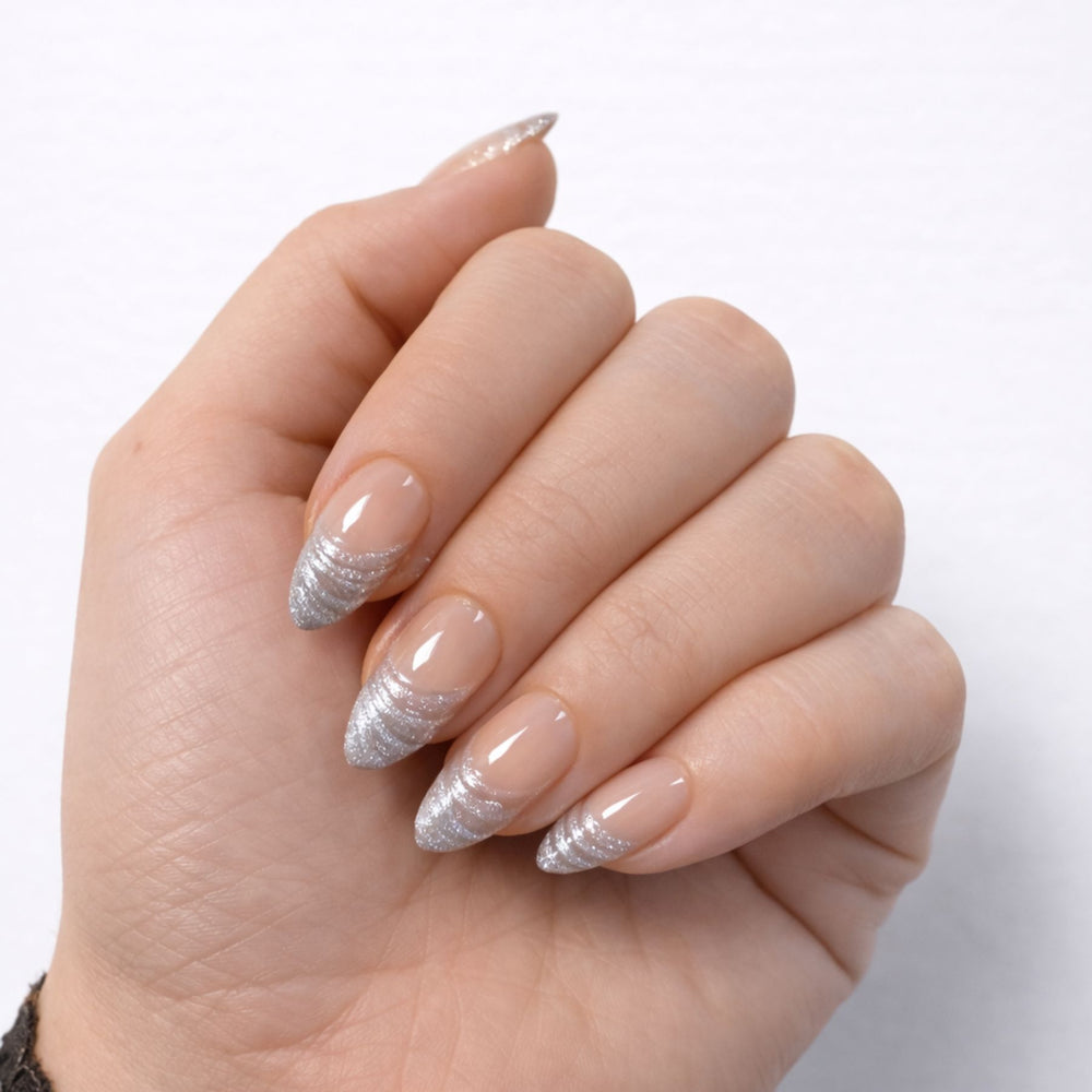 Nude press on nagles met sculpted zilveren tip en glossy finish Silver Crush van Freaky Nails