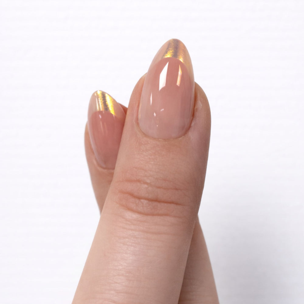 Soft pink nude press on nails met subtiele glow en glossy finish Quiet Blush van Freaky Nails