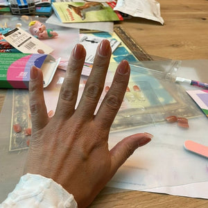 Close-up van Spice Up Nude nude short square press on nagels in natuurlijk licht - Freaky Nails