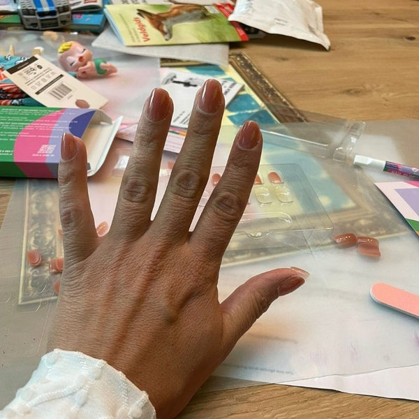 Close-up van Spice Up Nude nude short square press on nagels in natuurlijk licht - Freaky Nails