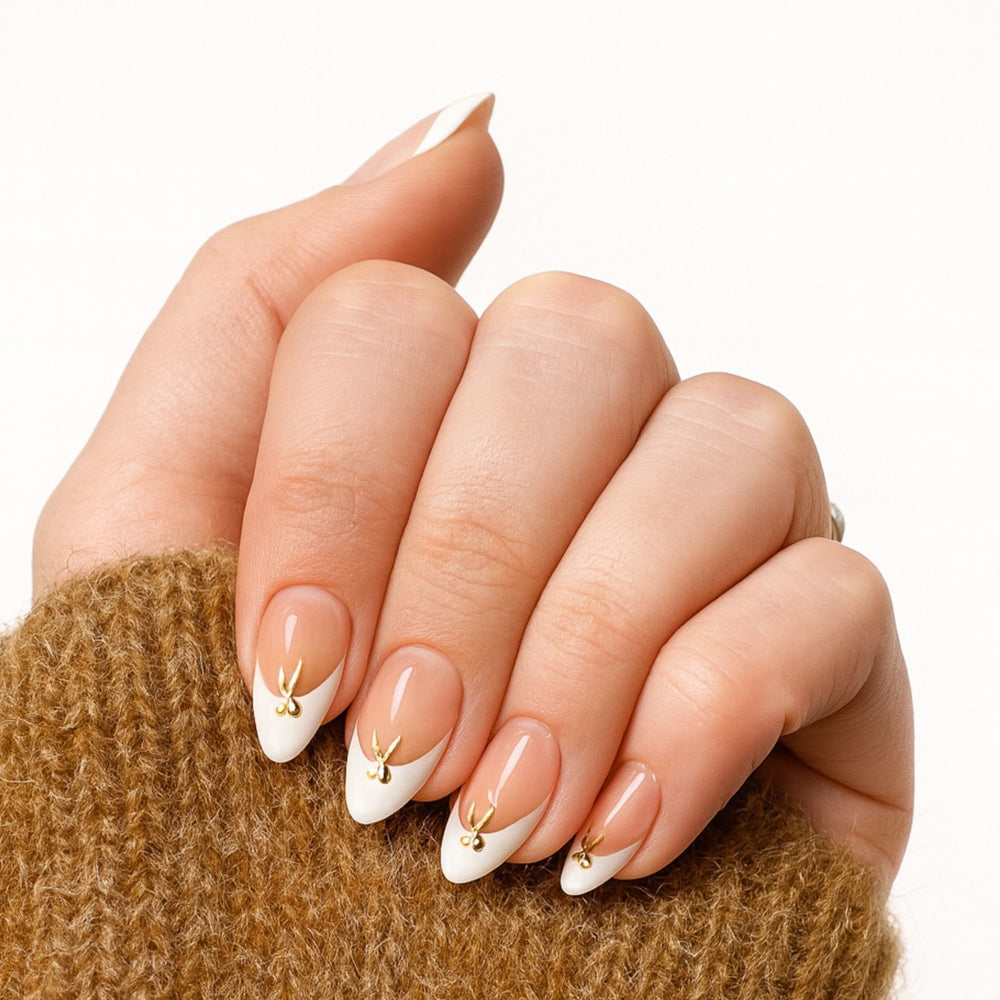 French press on nagels met gouden strik in almond vorm, Sweet & Tied van Freaky Nails.