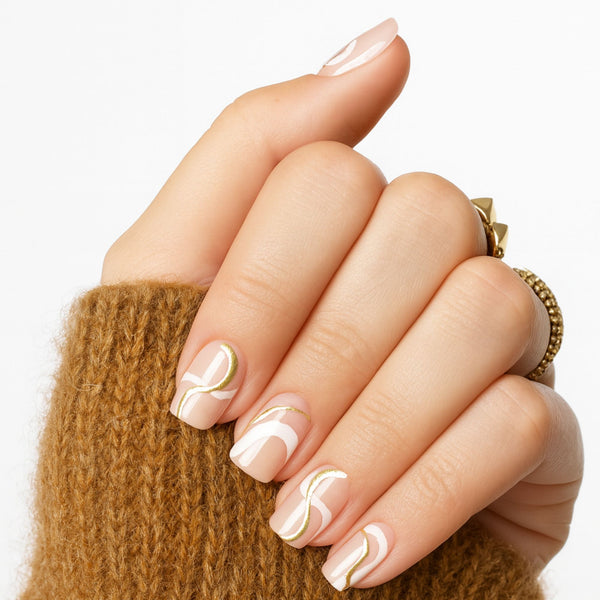 Nude press on nagels met witte en gouden swirls. Swirl & Shine van Freaky Nails.