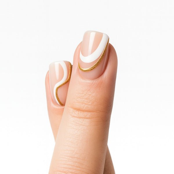 Nude press on nagels met witte en gouden swirls. Swirl & Shine van Freaky Nails.