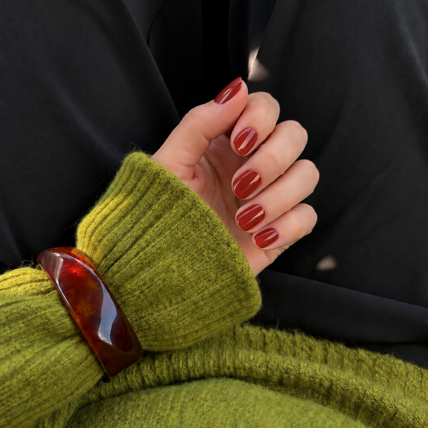 Terra Trouble terracotta press on nagels op de hand