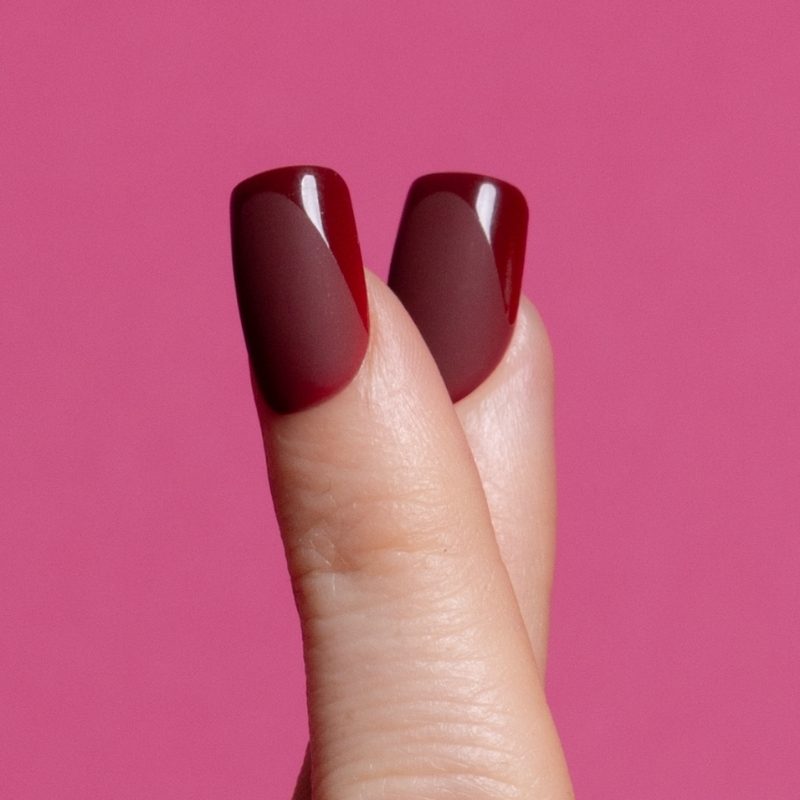 Close-up van Velvet Rebel bordeauxrode square press on nagels - Freaky Nails