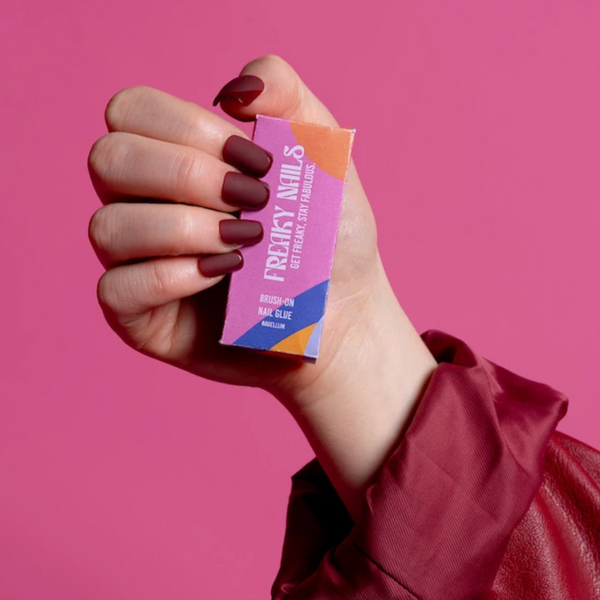 Press on nagels aangebracht met Freaky Nails Brush-On nagellijm, sterke hechting en makkelijk aan te brengen