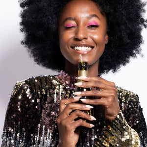 Vrouw met glitterjurk die Glazed & Confused glazed nude press on nagels draagt - Freaky Nails