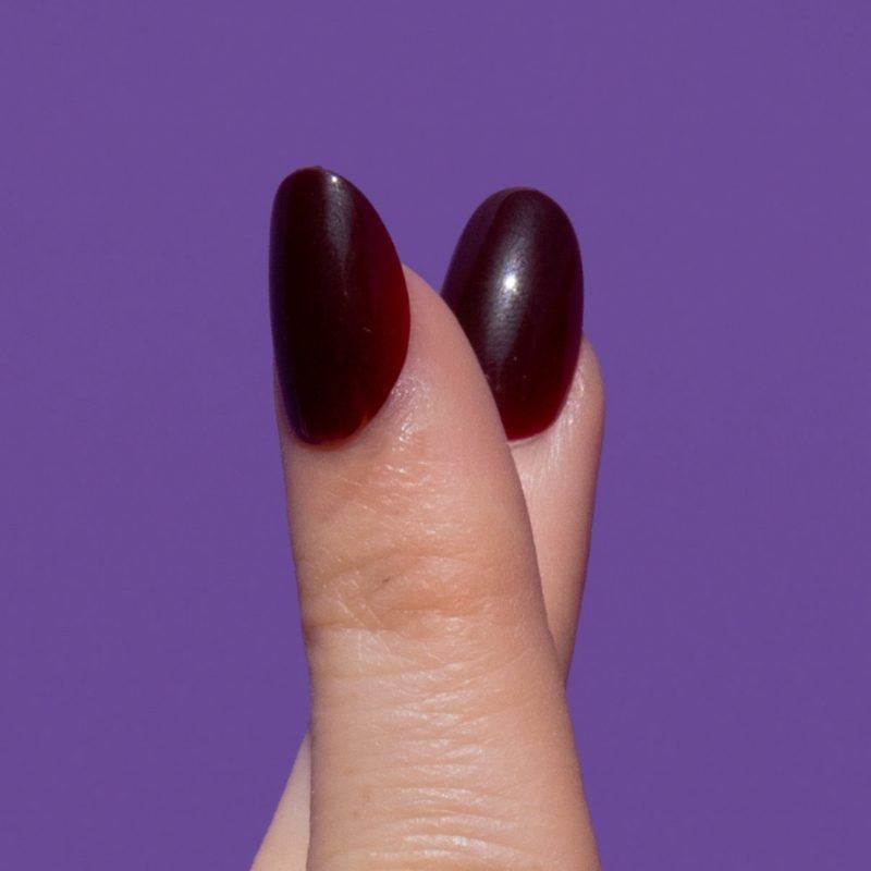 Close-up van Wine Not? wijnrode almond press on nagels - Freaky Nails